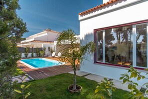 Outdoor pool | Seasonal outdoor pool, pool umbrellas, sun loungers - LV Premier LA2 Pool AC Garden sea View  (Sesimbra)