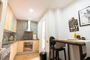 Maison, 2 grands lits | Cuisine privée
