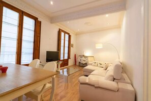 Casa, 2 camas de matrimonio | Sala de estar | Televisión de 30 pulgadas con canales digitales