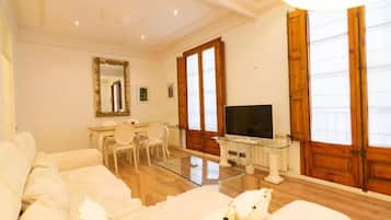 House, 2 Queen Beds | Living room | 30-inch TV with digital channels