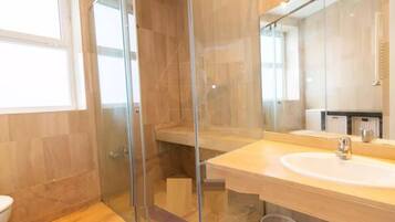 House, 2 Queen Beds | Bathroom | Shower, towels