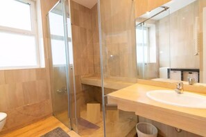 House, 2 Queen Beds | Bathroom | Shower, towels - Lovely 2-bed Apartment in Rawalpindi (Rawalpindi)