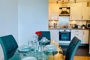 Apartment | Private kitchen | Fridge, microwave, oven, stovetop - Spacious Flat in Birmingham City - Free Parking (Birmingham)