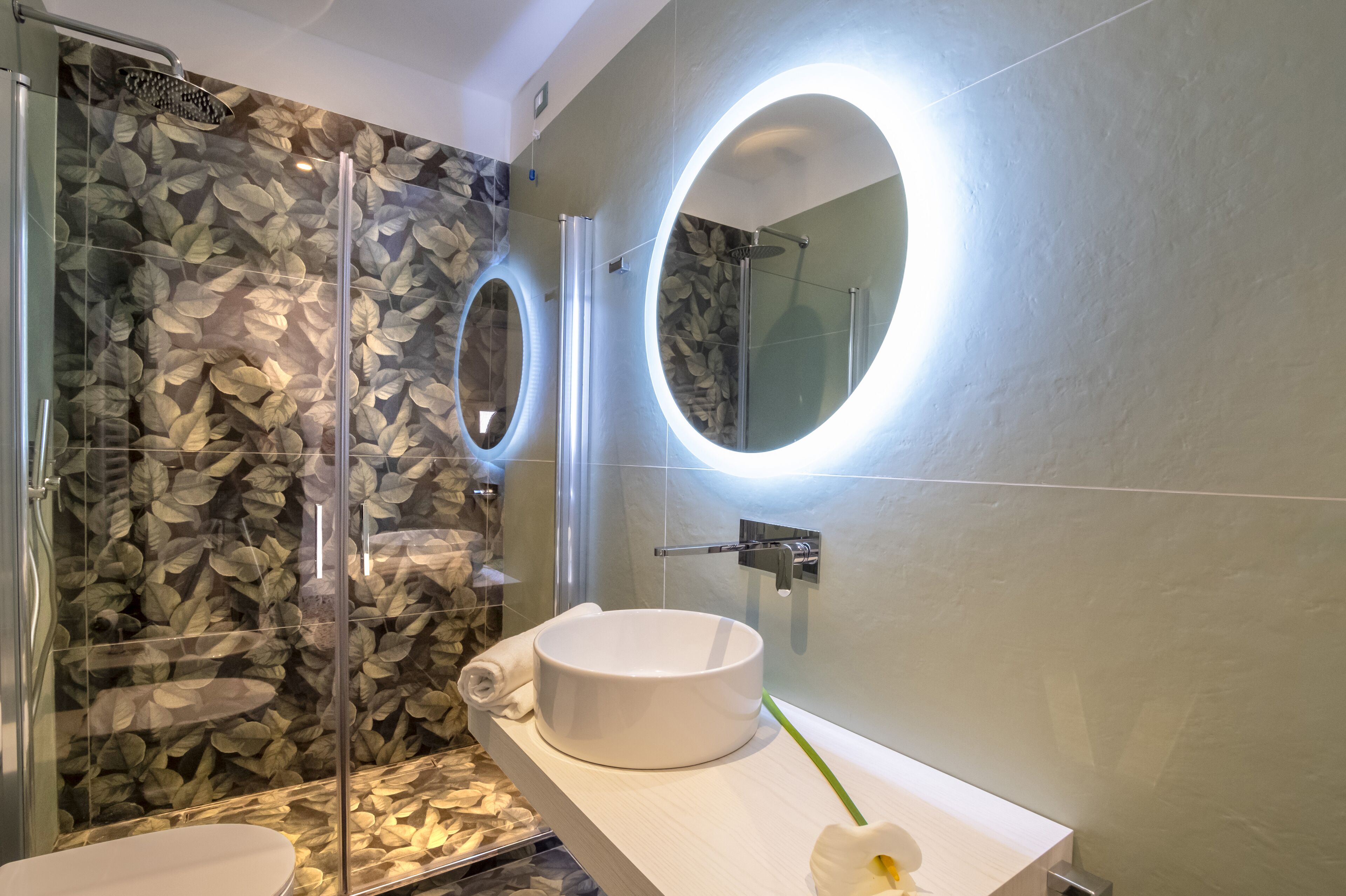 Dutxa, assecador de cabells, bidet i tovalloles 