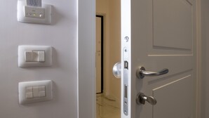 Une porte de chambre d’hôtel dotée d’une poignée moderne et d’un trou de serrure.