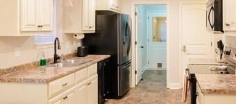 AtHome+1 Stay | Stylish 3BR | Fenced Yard