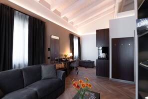 Suite junior | Ropa de cama de alta calidad, colchones viscoelásticos, minibar