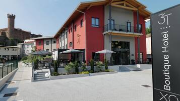 Vista frontal de la propiedad