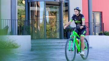 Guests can enjoy a bike-friendly environment with a convenient entrance and a balcony.
