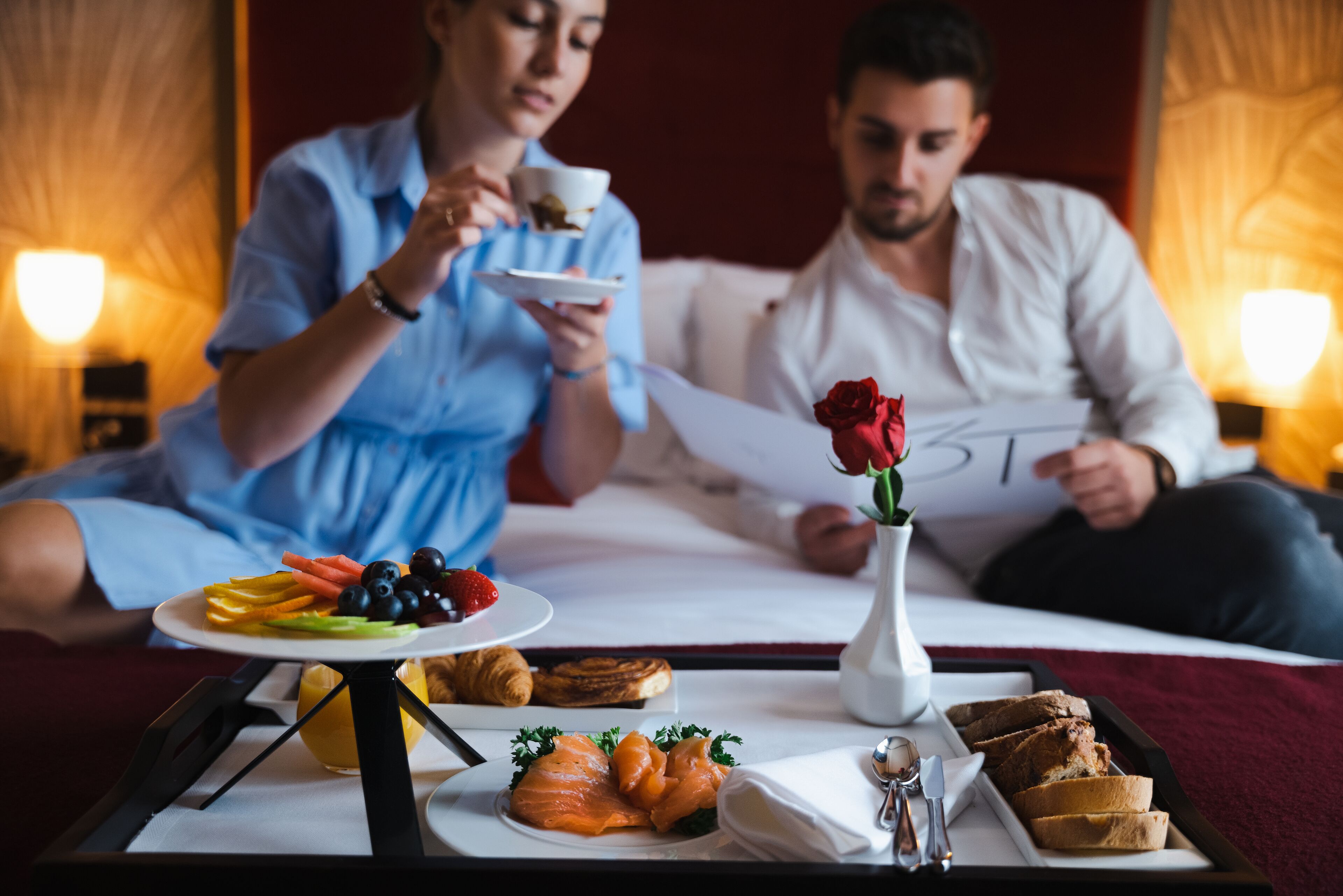 Ein Frühstücksangebot mit Lachs, Früchten und Croissants auf einem Tablett.