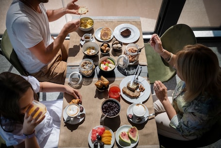 Desayuno buffet diario (EUR 15 por persona). 3T Boutique Hotel
