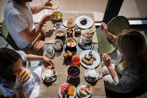 每日供应自助式早餐（每人 EUR 15）