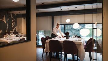 Un comedor moderno con un chef preparando una comida.