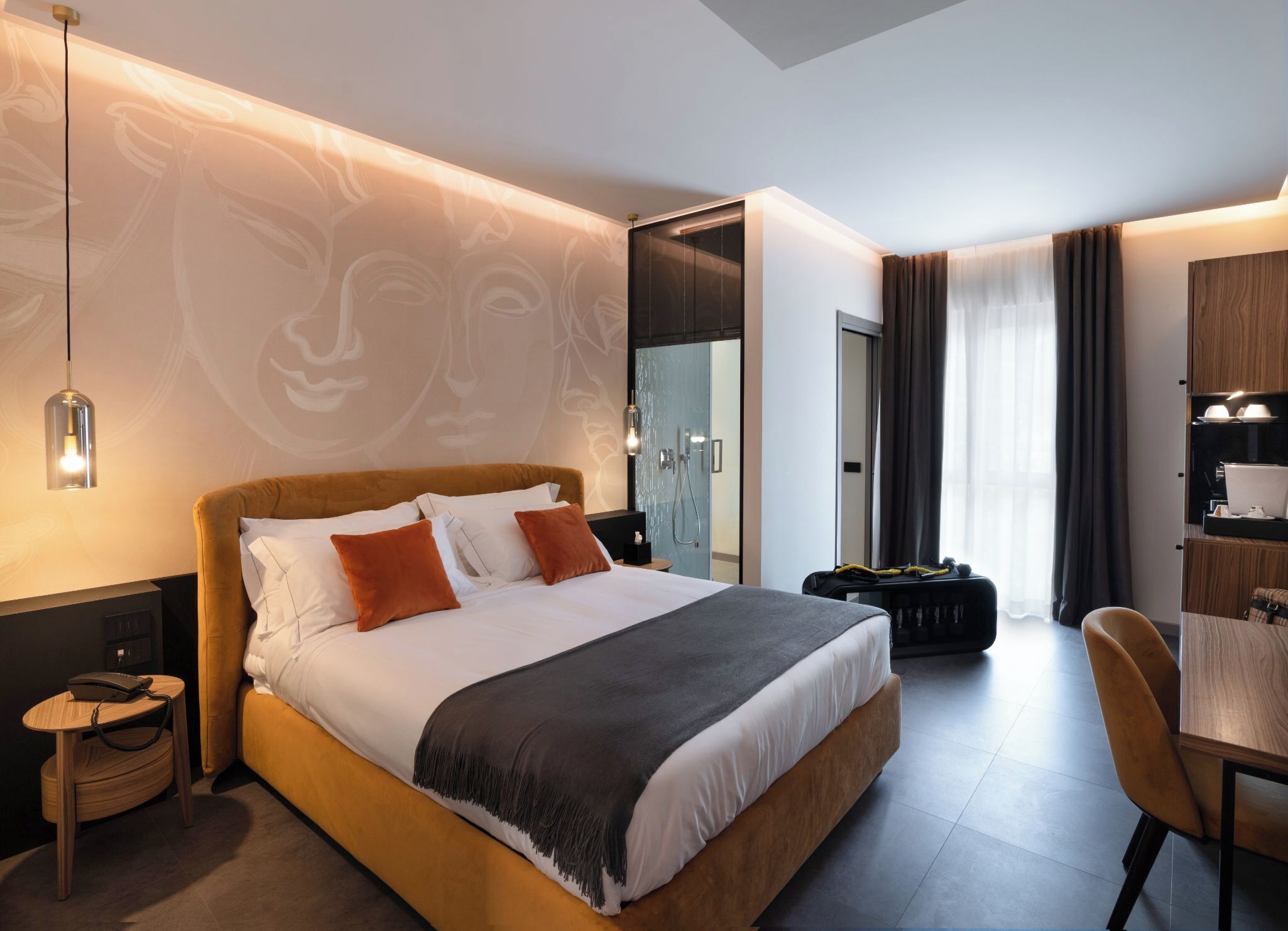 Ropa de cama de alta calidad, colchones con efecto memoria y minibar 