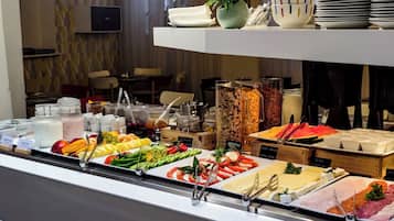 Se ofrece un desayuno bufé todos los días (por un coste adicional)