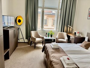 高级双人房或双床房 | 防过敏的被褥、迷你吧、客房内保险箱、办公桌