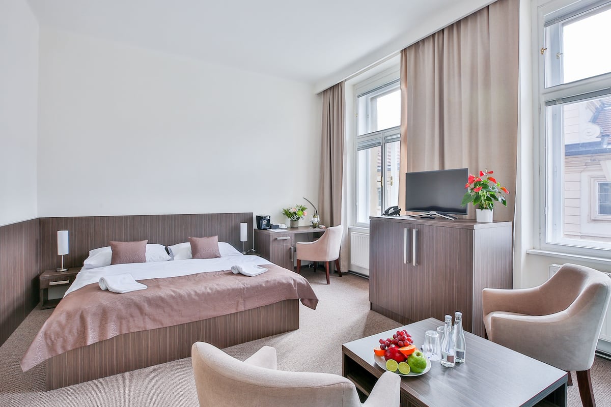 Junior Quadruple Room | Hypo-allergenic bedding, minibar, in-room safe, desk