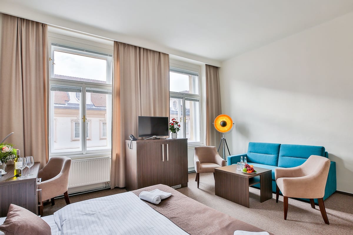 Hypo-allergenic bedding, minibar, in-room safe, desk