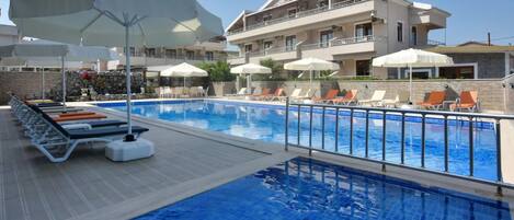 Udendørs pool, parasoller, liggestole