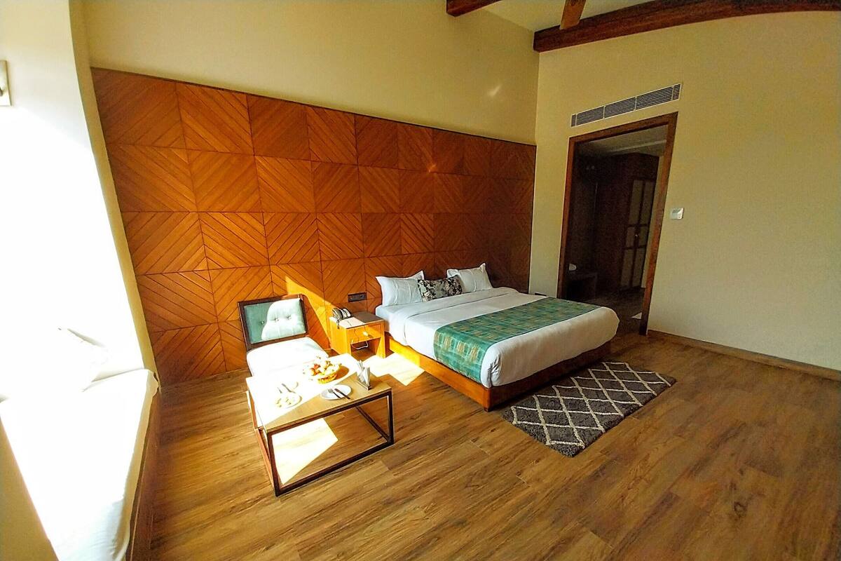 Habitación doble Deluxe | Escritorio y espacio para trabajar con laptop