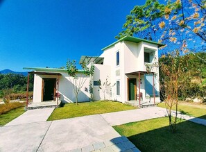 Vista frontal de la propiedad
