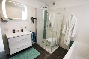 Baignoire, sèche-cheveux, serviettes fournies, savon