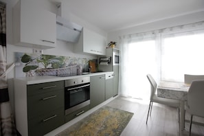 Réfrigérateur, four à micro-ondes, surface de cuisson, lave-vaisselle