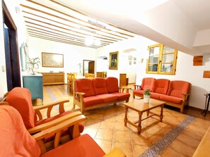 TV, fireplace, stereo