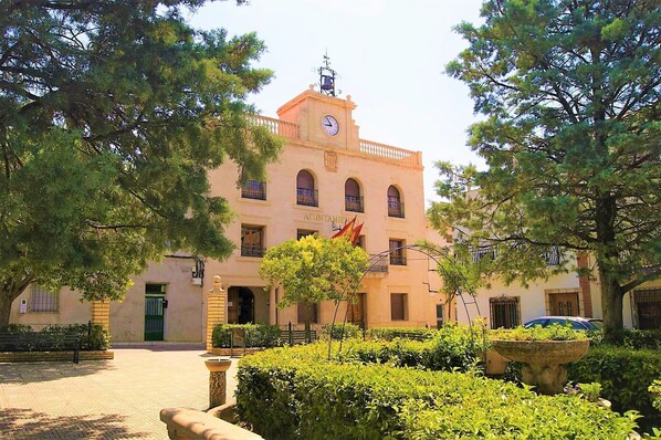 المنشأة من الخارج