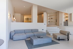 Suite Deluxe | Área de sala de estar | Televisión de pantalla plana