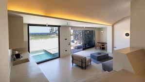 Amplia sala de estar con piscina, muebles modernos y vistas al exterior.