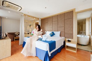 Phòng Cao cấp | Minibar, két bảo mật tại phòng, bàn 