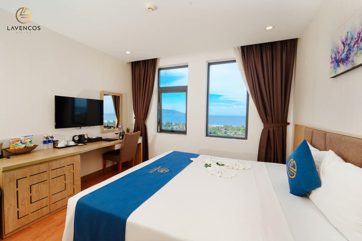 Habitación Deluxe doble, vistas al mar | Minibar, caja fuerte, escritorio y espacio para trabajar con un portátil