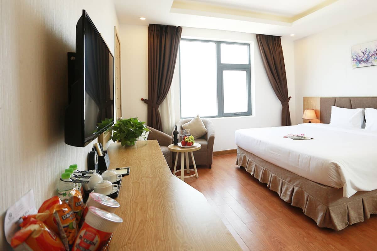 Minibar, coffres-forts dans les chambres, bureau