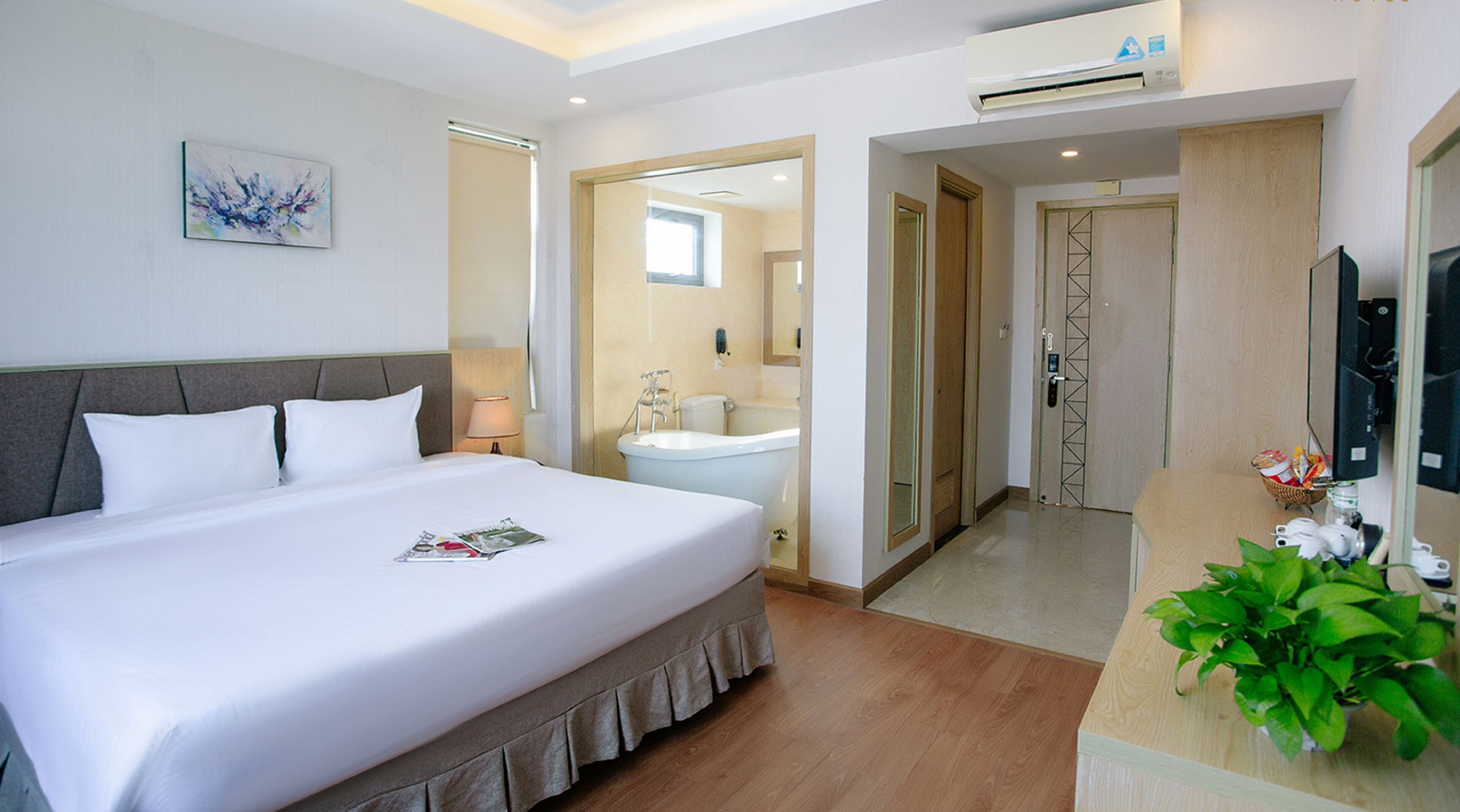 Bar mini, peti besi dalam bilik, meja, ruang kerja komputer riba 