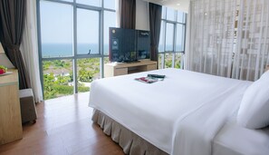 Luxury Room | Minibar, in-room safe, desk, laptop workspace - Lavencos Hotel Da Nang (Da Nang)