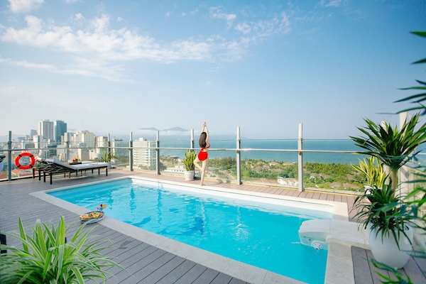 Una piscina al aire libre, tumbonas