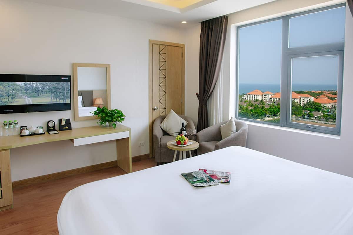 Minibar, caja de seguridad en la habitación y escritorio