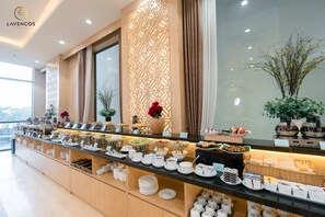 朝食 (ビュッフェ)、毎日提供 (無料)