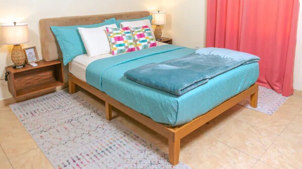 1 chambre, bureau, fer et planche à repasser, lit parapluie