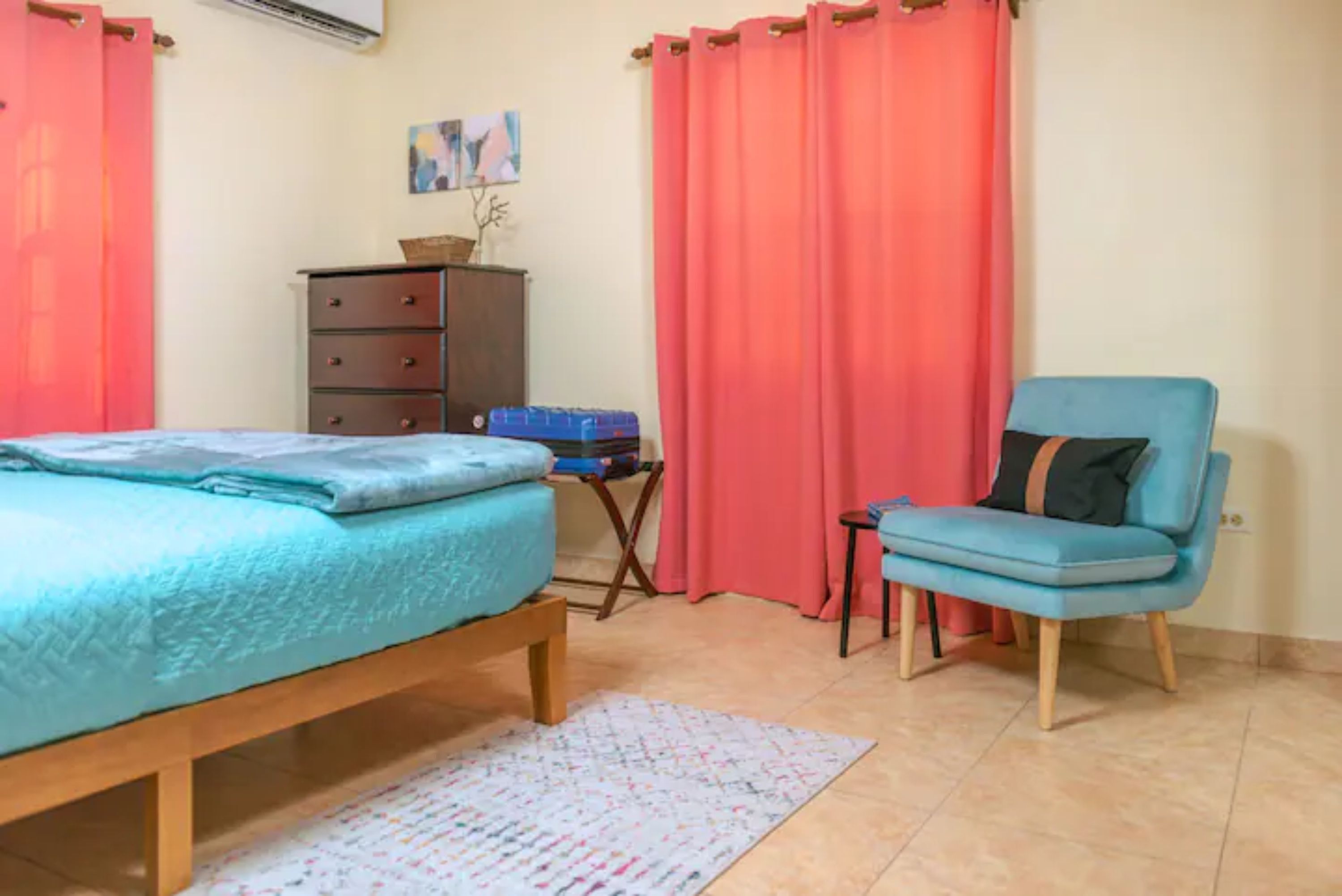 1 habitación, escritorio, tabla de planchar con plancha y cuna de viaje 