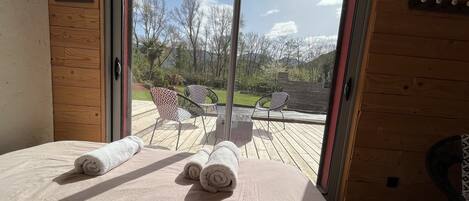 5 camere, una scrivania, ferro/asse da stiro, Wi-Fi gratuito