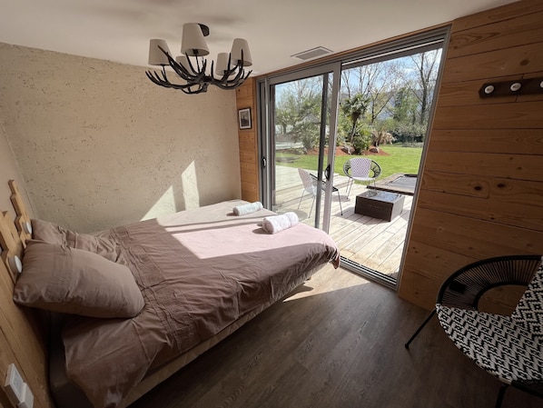 5 bedrooms, desk, iron/ironing board, bed sheets