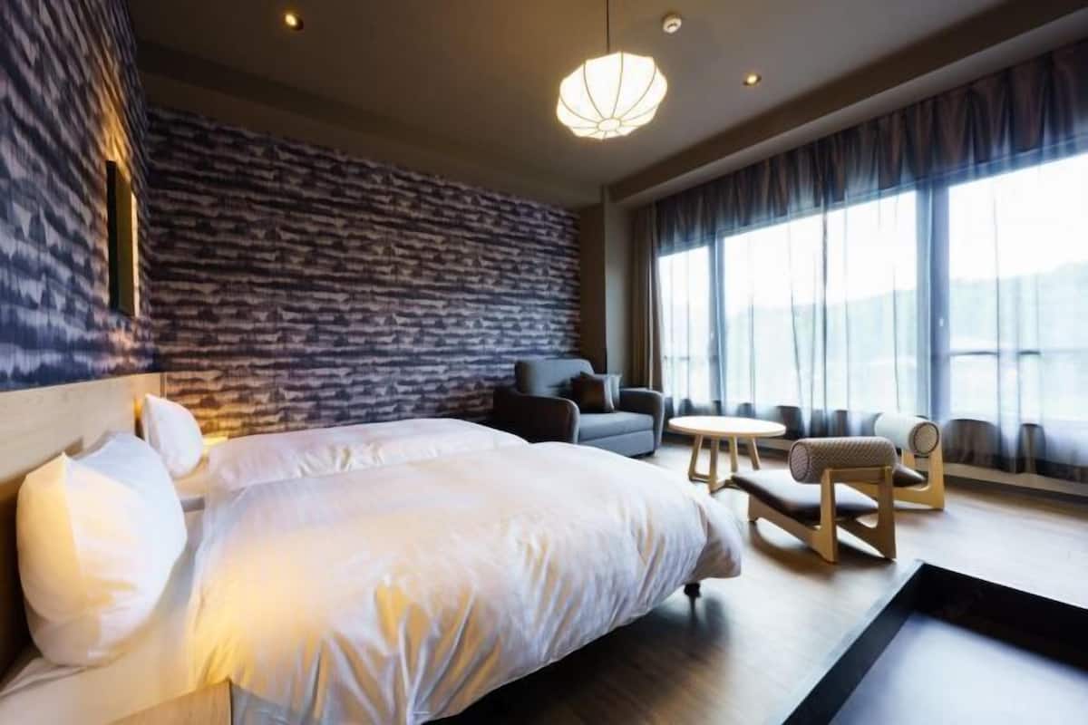 Cubrecamas, escritorio, cortinas blackout y wifi gratis
