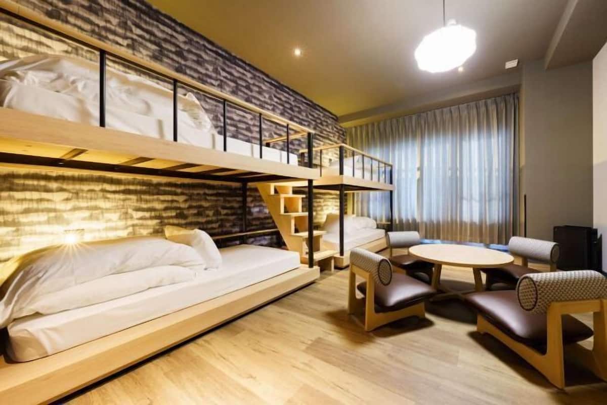 1 kamar tidur, selimut bulu angsa, meja kerja, dan tirai kedap cahaya