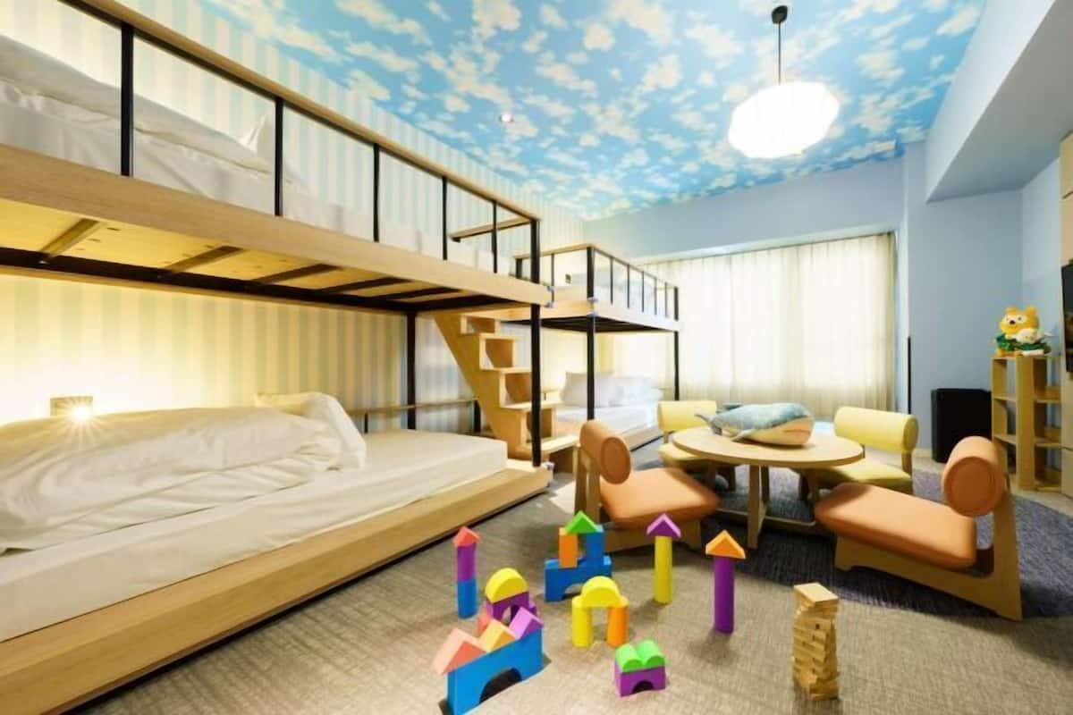 1 kamar tidur, selimut bulu angsa, meja kerja, dan tirai kedap cahaya