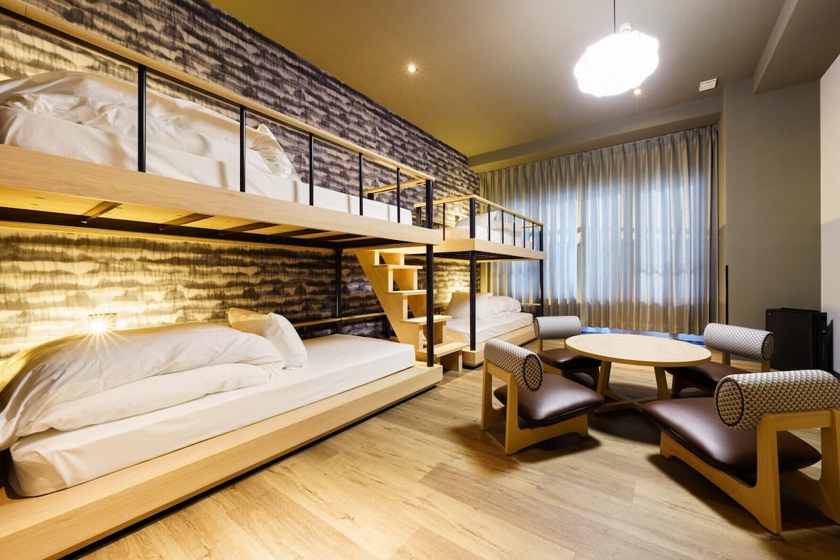 Habitación familiar, para no fumadores, vista al mar (Deluxe) | Edredón, escritorio, cortinas blackout y wifi gratis