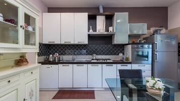 Frigorífico, microondas, horno y placa de cocina