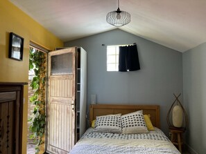 1 chambre, bureau, fer et planche à repasser, lit parapluie