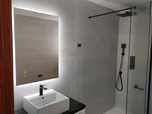 Douche, séchoir à cheveux, bidet